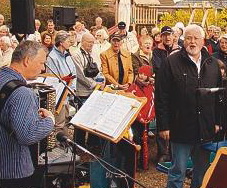 Maibaumfest auf Nordstrand (2010) mit Ministerpr&auml;sident Peter Harry Carstensen